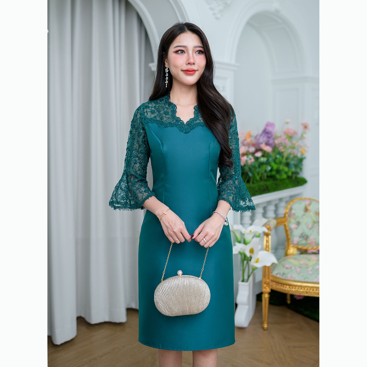 kudapy เดรสสั้นสีเขียวเข้ม/สีชมพูบานเย็น ผ้าไหมญี่ปุ่น ดีไซน์คอวีแต่งเคิพเป็นเชิงผ้าตกแต่งรอบคอ และช่วงอก