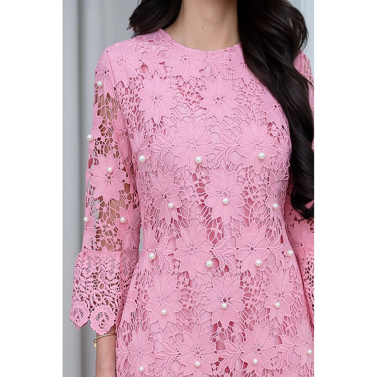 kudapy เดรสสั้นสีเขียว/สีชมพู ผ้าลูกไม้ถัก ผ้าทอลายดอกไม้หนานุ่ม งานดีไซน์คอกลม ปลายแขนแต่งระบาย ความยาวคลุมเข่า