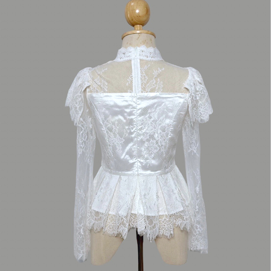 kudapy เสื้อลูกไม้สีขาวแขนยาว คอตั้ง แต่งระบายวีเชฟด้านหน้า ชายระบายทวิท หรูหรา ผ้าลูกไม้ฝรั่งเศสนิ่มมากๆ