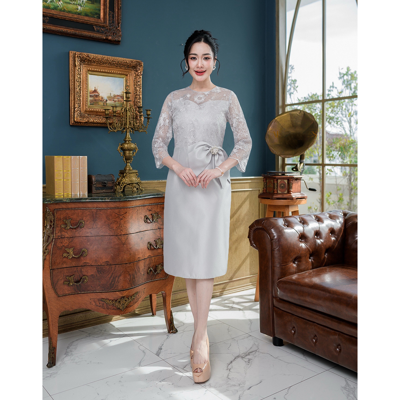 kudapy เดรสผ้าไหมลูกไม้ใยบวบ ตัวผ้าไหมช่วงกระโปรงอัดกาวผ้าให้อย่างดี ช่วงตัวเสื้อเป็นงานผ้าลูกไม้ใยบวบปักลายดอกไม้สวย