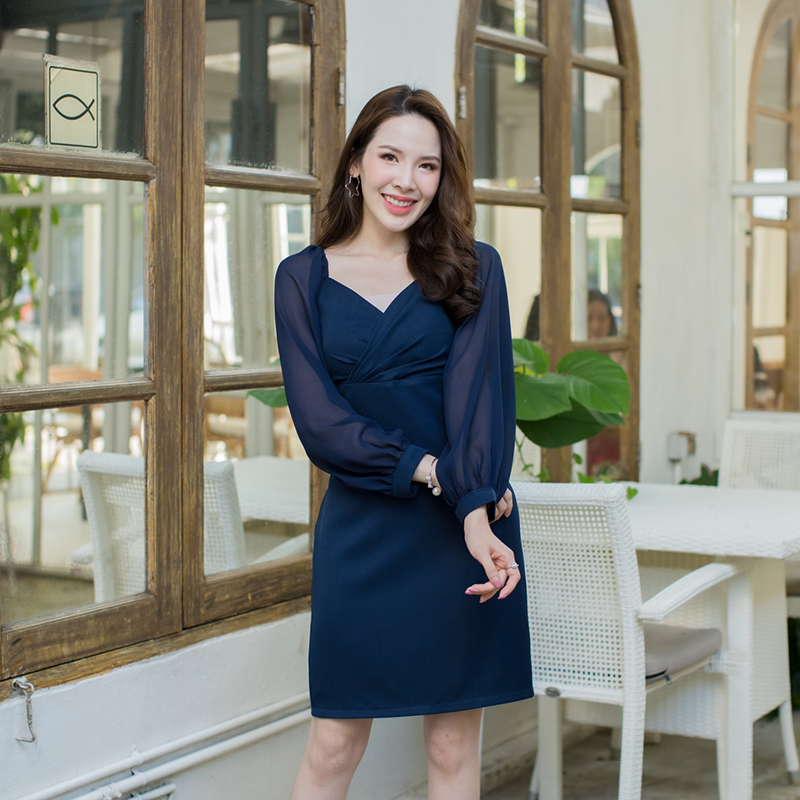 kudapy เดรสสั้นสีกรม ช่วงคอเป็นคอวี อกจับจีบ ดูเซ็กซี่ แขนเสื้อเป็นผ้าชีฟอง ซีทรู ใส่สวยดูดี กระโปรงทรงสอบ