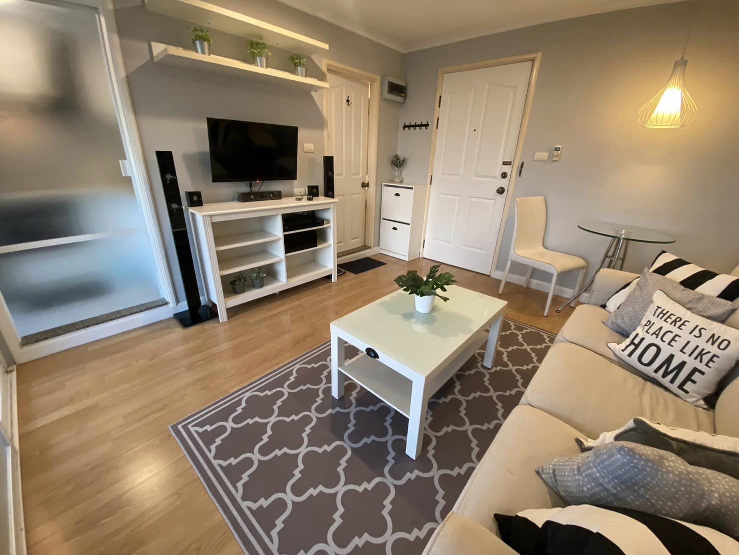 สนใจชมห้องติดต่อได้เลย Line ID: Smile-easy ปล่อยเช่าคอนโด Lumpini Ville รามคำแหง 26 (ลุมพินี วิลล์ รามคำแหง 26) - 1ห้องนอน 1ห้องน้ำ 1ห้องนั่งเล่น 1ห้องครัว - ใกล้ มหาลัยรามคำแหง - ขนาดห้อง 33 ตรม. ชั้น 2 ตึก C