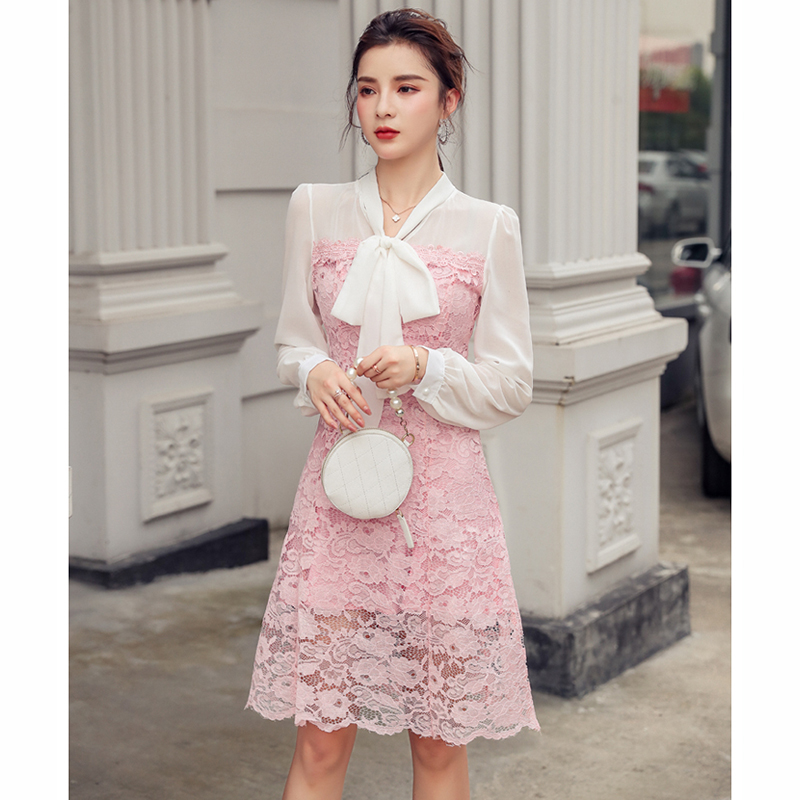 kudapy เดรสสั้นสีชมพูผ้าลูกไม้ ช่วงไหล่และแขนเสื้อเป็นผ้าชีฟองสีขาว