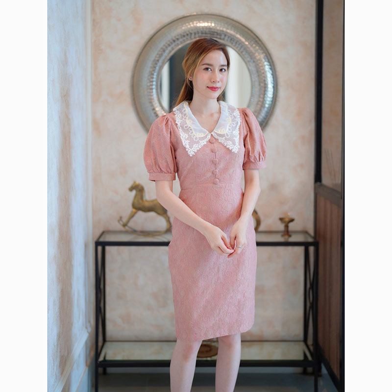 kudapy เดรสสั้นสีขาว/สีชมพูพีช ลายดอกปกลูกไม้แขนจั๊ม