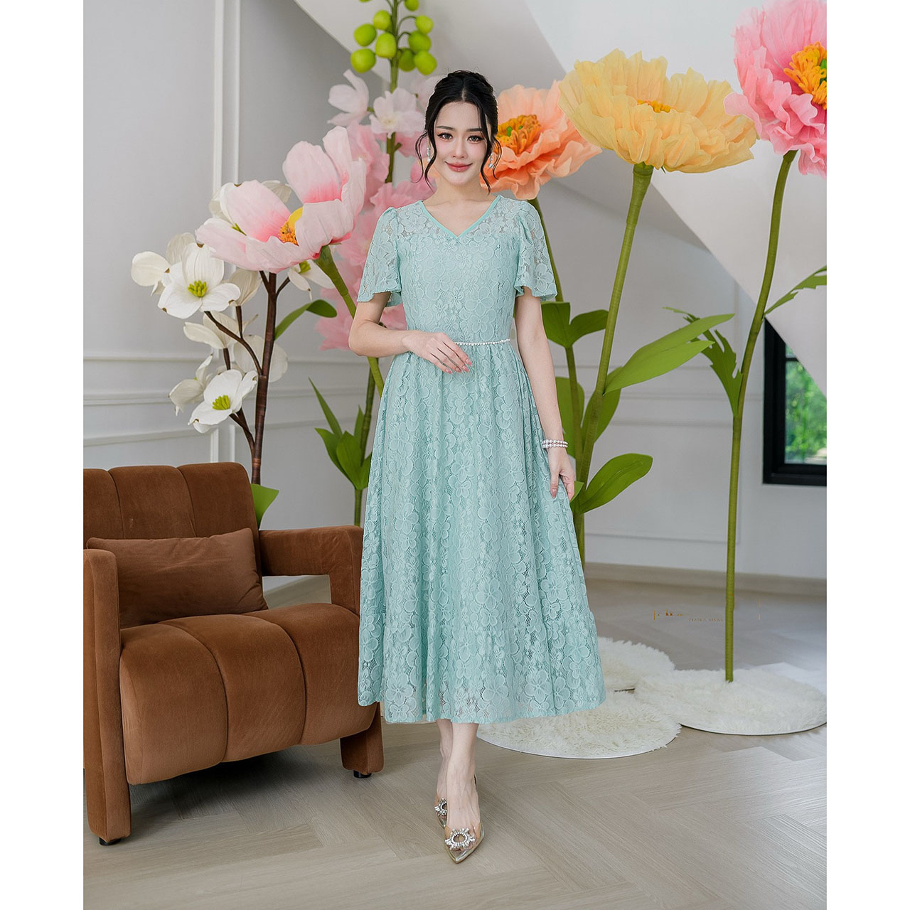 kudapy เดรสยาวผ้าลูกไม้เนื้อนุ่มนิ่ม คอวีแขนสั้นชายกระโปรงแต่งระบาย ช่วงเอวเย็บแต่งประดับมุกรอบเอว เพิ่มความสวยหวาน