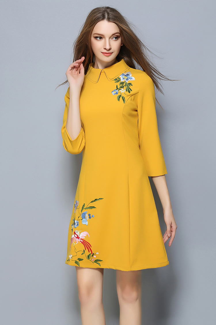 เดรสสั้นคอบัวสีเหลืองมัสตาร์ด แขนยาว 5 ส่วน ซิปหลังอย่างดีงานมีซับในบนตัวเดรสปักลายนกและดอกไม้ ชุดนี้สวยมากค่ะรับรองใส่แล้วเกิดทุกงานค่ะ M