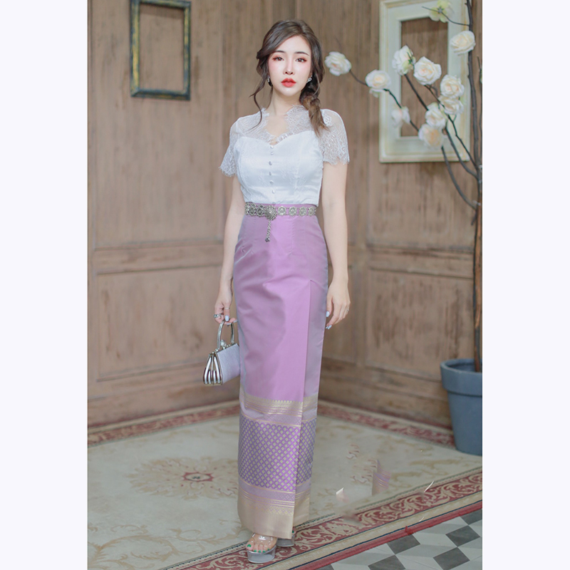 kudapy เซทเสื้อลูกไม้คอหยัก ผ้าไหมฝรั่งเศส มีซับใน 2 ชั้น อย่างดี ซิปซ่อนหลัง ทรงสวยเข้ารูป มาพร้อมกับผ้าถุงสำเร็จรูป ซิปหลัง ไหมแพรทิพย์ทอลายการบิน อัดกาว