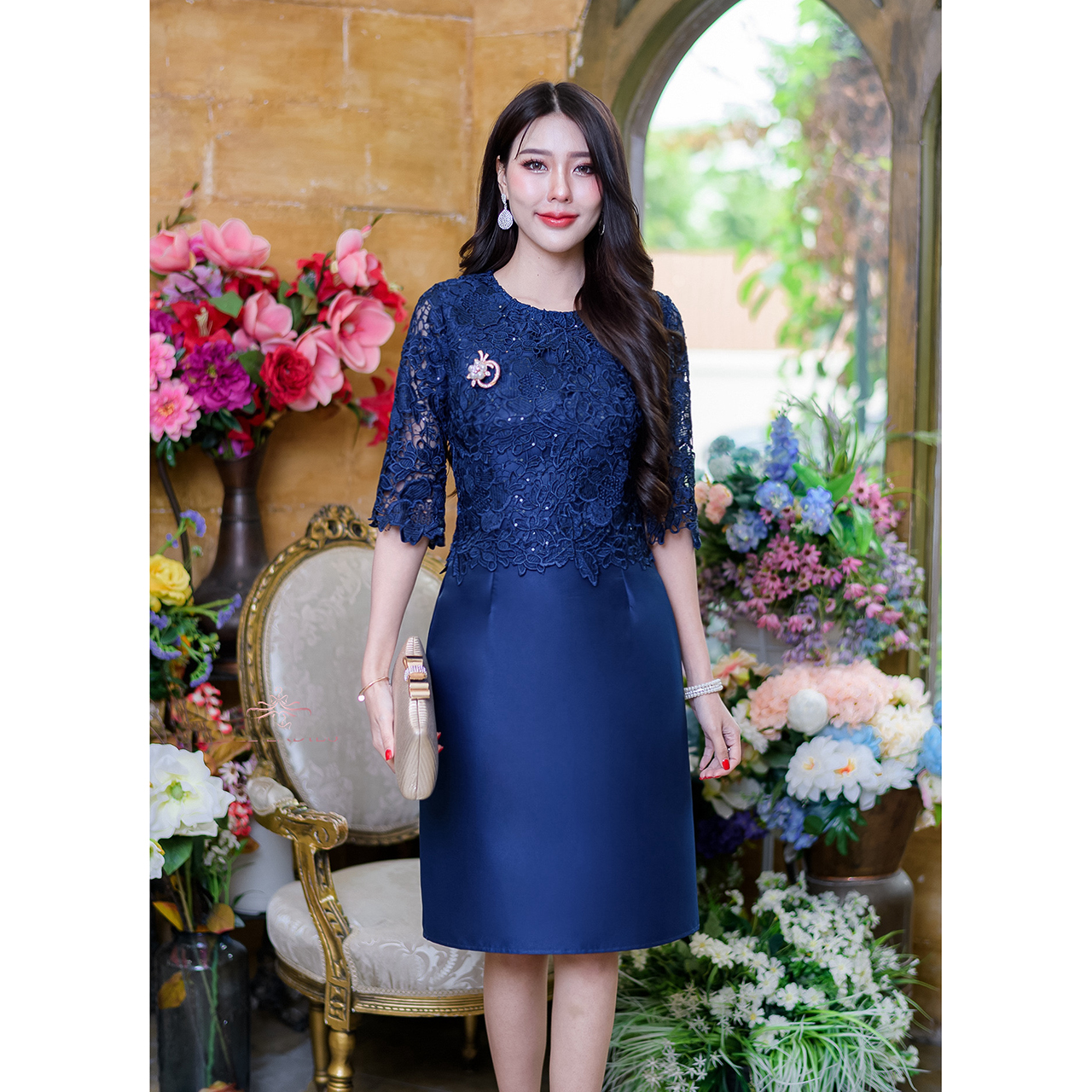 kudapy เดรสสั้นสีกรม/สีเขียว/สีน้ำตาลทอง/สีเหลืองทอง ผ้าไหมคลุมลุกไม้แขนศอก เป็นลูกไม้เงาปักเลื่อมเป็นเลื่อมใส่เม็ดเล็ก