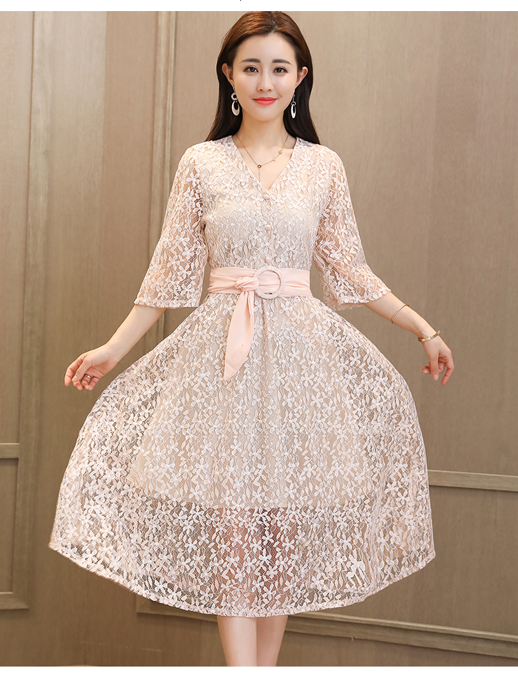 ชุดเดรสผ้าลูกไม้สีครีม คอวี กระดุมหลอกที่หน้าอก แขนยาวสี่ส่วน มีผ้าผูกเอวสีโอรส