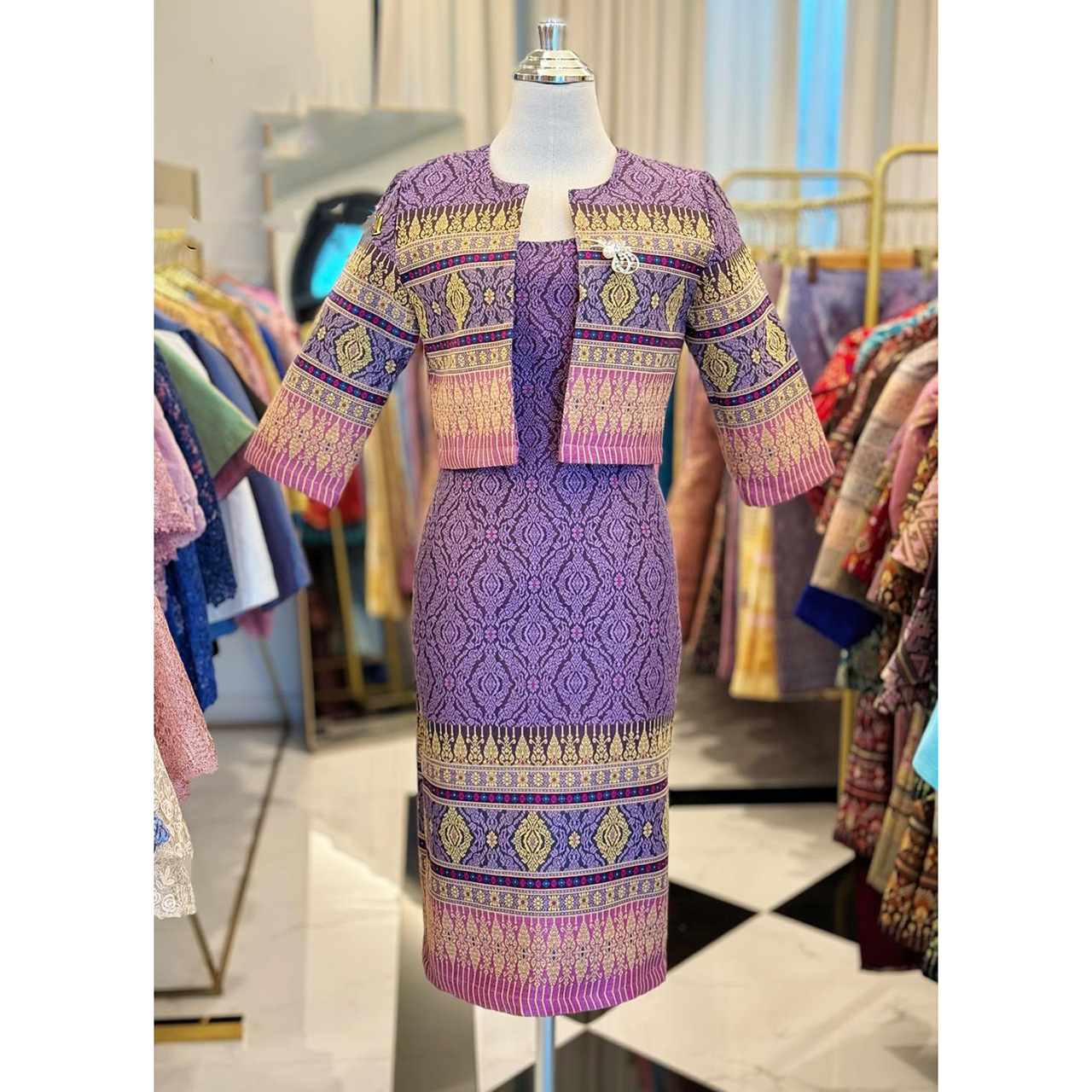 kudapy เดรสสีทอง/สีม่วง ผ้าฝ้ายลายไทลื้อมาพร้อมเสื้อคลุมโดดเด่นเรื่องลายผ้าสวยงาม