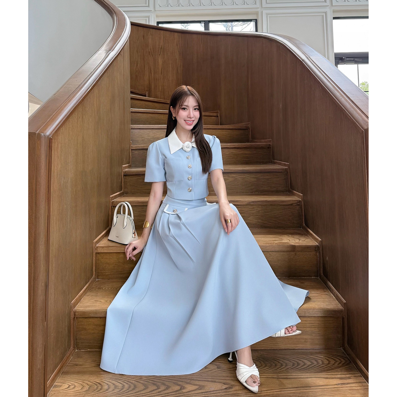 kudapy ชุดเซ็ทเสื้อทรงครอป กระดุมจริงรูปดอกไม้สีเงิน แต่งปกสีขาว มาพร้อมกับกระโปรงยาวซิปหลัง แต่งกระเป๋าหลอกด้านหน้า