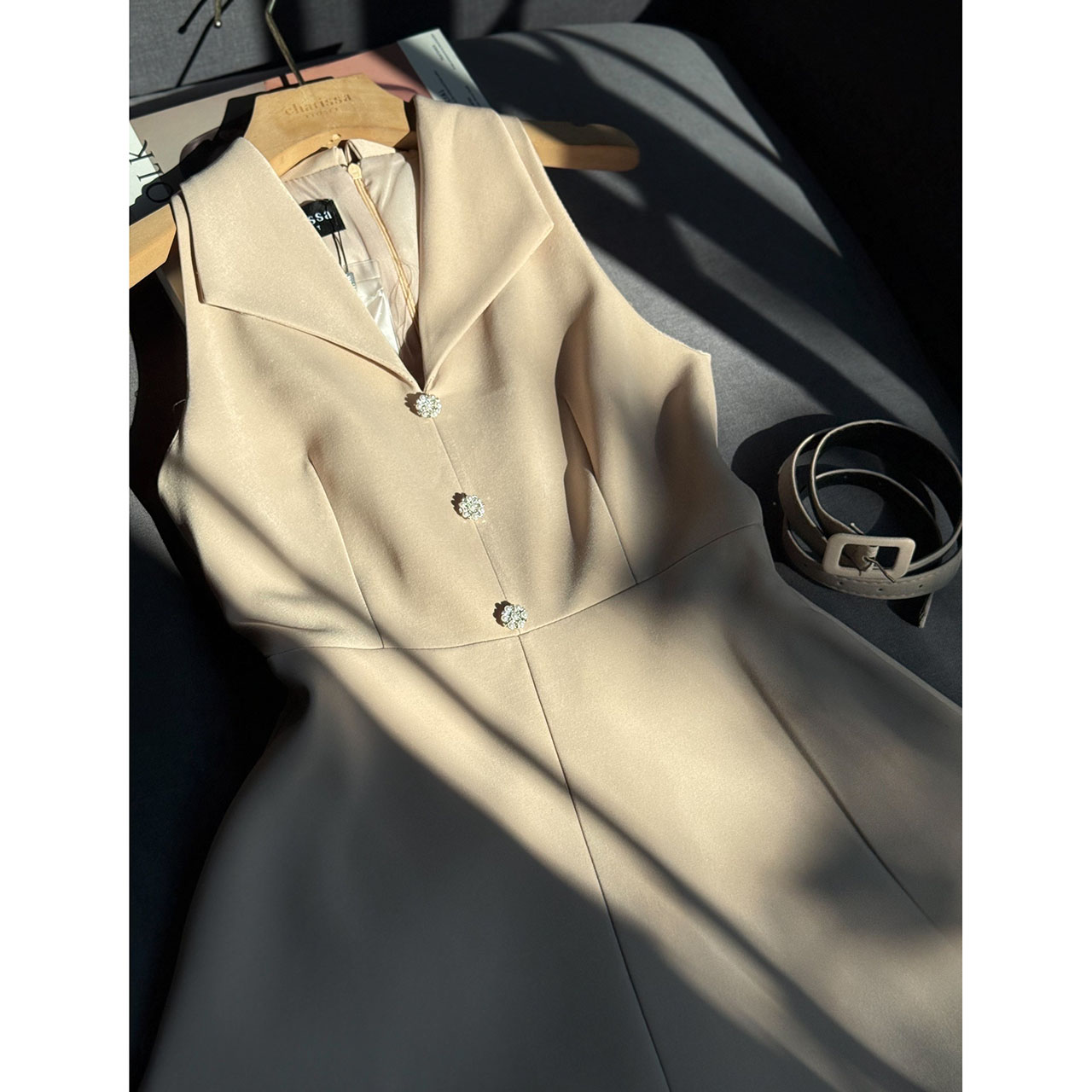 kudapy เดรสแขนกุดแต่งกระดุมดอกไม้มาพร้อมเข็มขัดน่ารัก