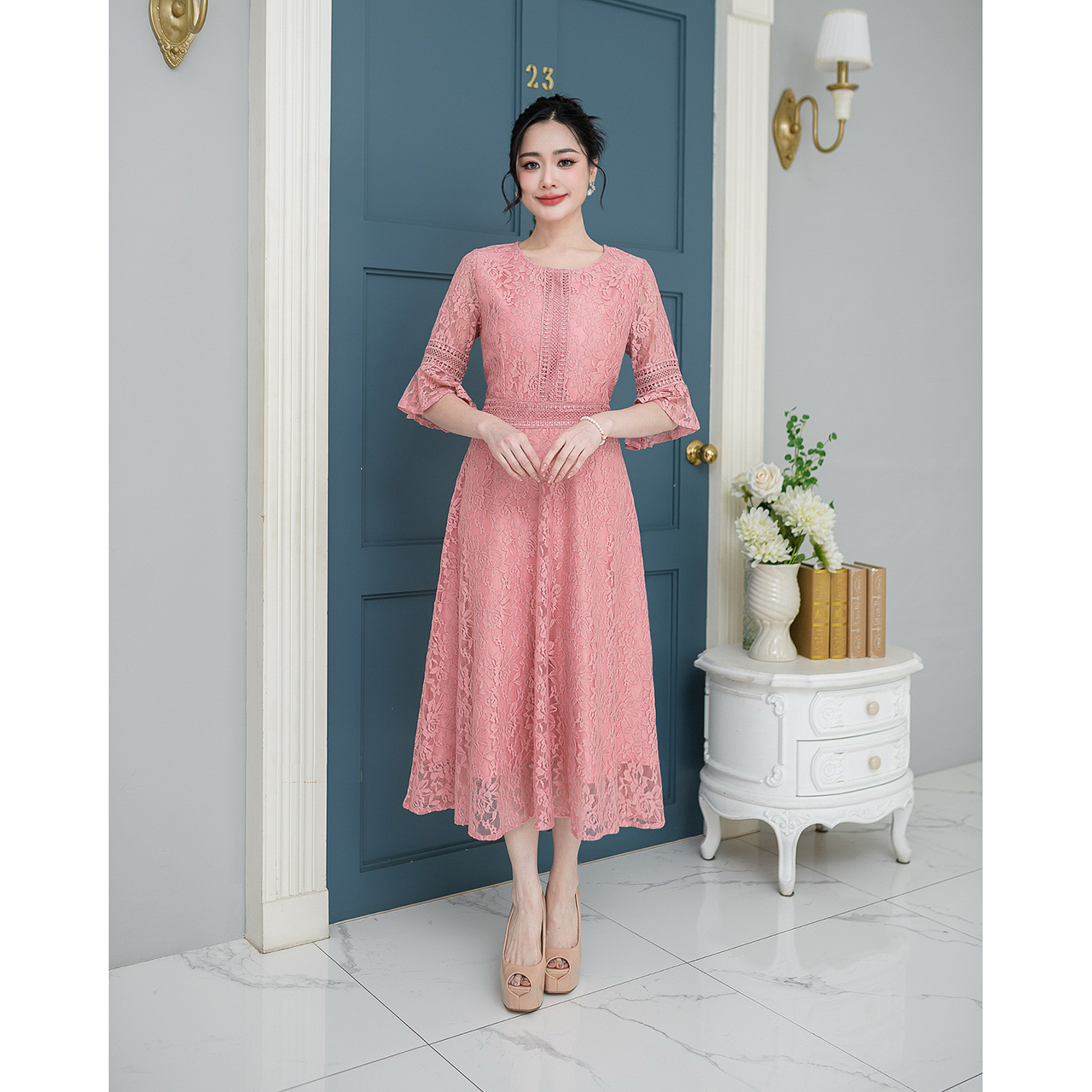 kudapy เดรสยาว ผ้าลูกไม้ลายดอก ดีไซน์แต่งคาดด้วยลูกไม้ช่วงเอว มีซับในทั้งชุด แต่งซิปหลัง