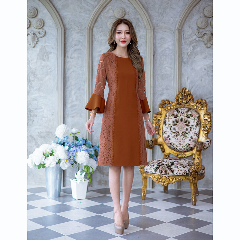 kudapy เดรสสั้นสีน้ำตาล/สีชมพู/สีดำ/สีเทาอมฟ้า/สีแดงเลือดหมู ดีเทลชุดนี้สวยเรียบหรูมากๆค่ะ แต่งลูกไม้ด้านข้างตัวเดรสและแต่งคาดด้วยลูกไม้เส้นลายดอกไม้จนถึงปลายกระโปรง