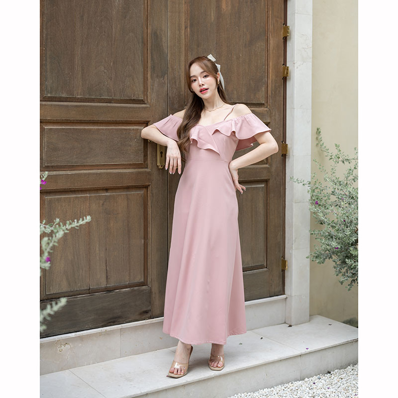 kudapy เดรสยาวสีชมพู/สีกรม/สีครีม/สีเขียวมัทฉะ เป็นแบบเปิดไหล่ มีสายเดี่ยวเส้นเล็กไว้ให้คล้องบ่าคล้องใจ อัพความสวีทด้วยงานแต่งระบาย เป็นทรงกระโปรงทรงเอ
