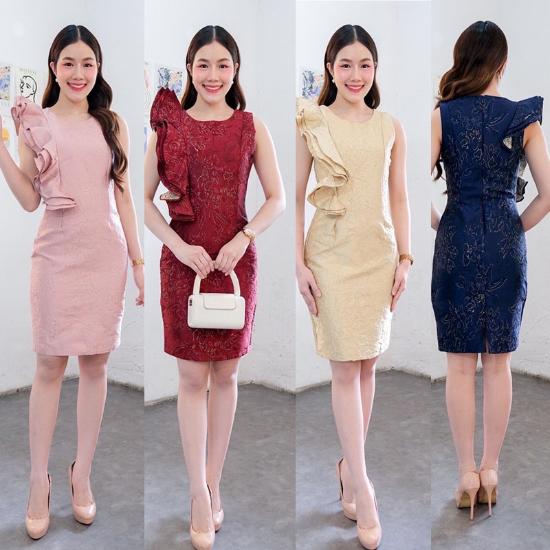 kudapy เดรสสั้นสีทอง/สีแดง/สีกรม/สีชมพู แขนกุด แต่งระบายไหล่พริ้ว ทรงสอบตีเกร็ดหน้า โชว์เอวเอสเคิร์ฟ
