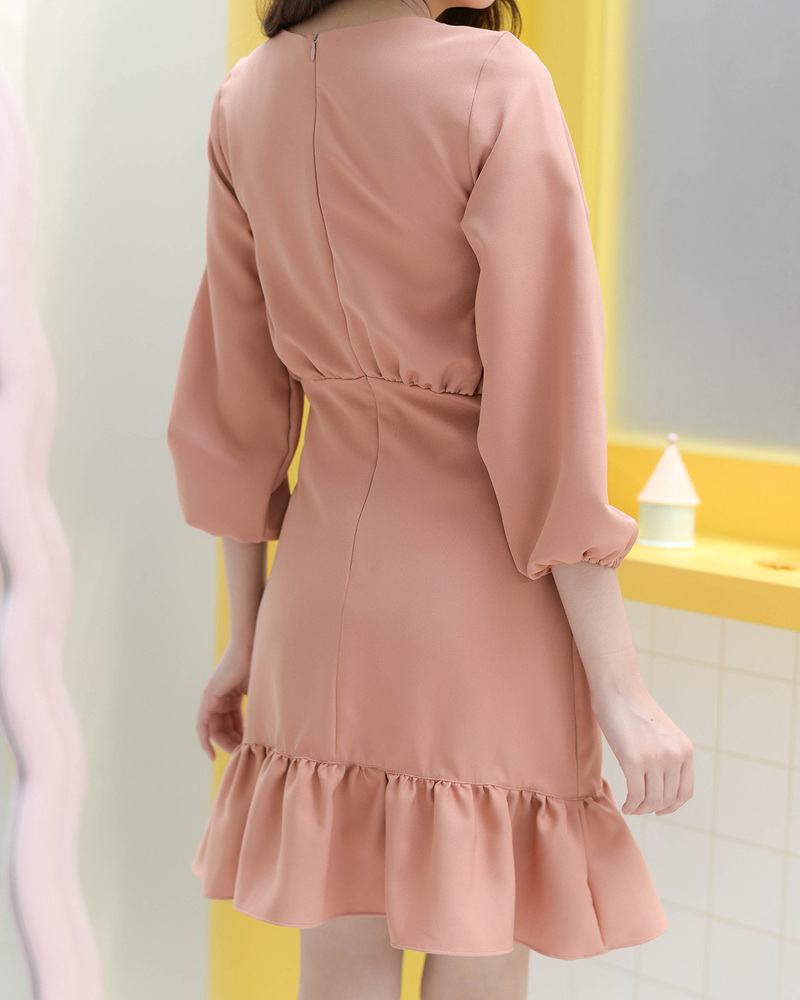 kudapy เดรสแขนยาวคอกลม จั๊มที่ปลายแขนเบาๆ รูดเอวเพิ่มเลเยอร์เก๋ๆ แต่งระบายชายพลิ้ว ผ้าใส่สบาย