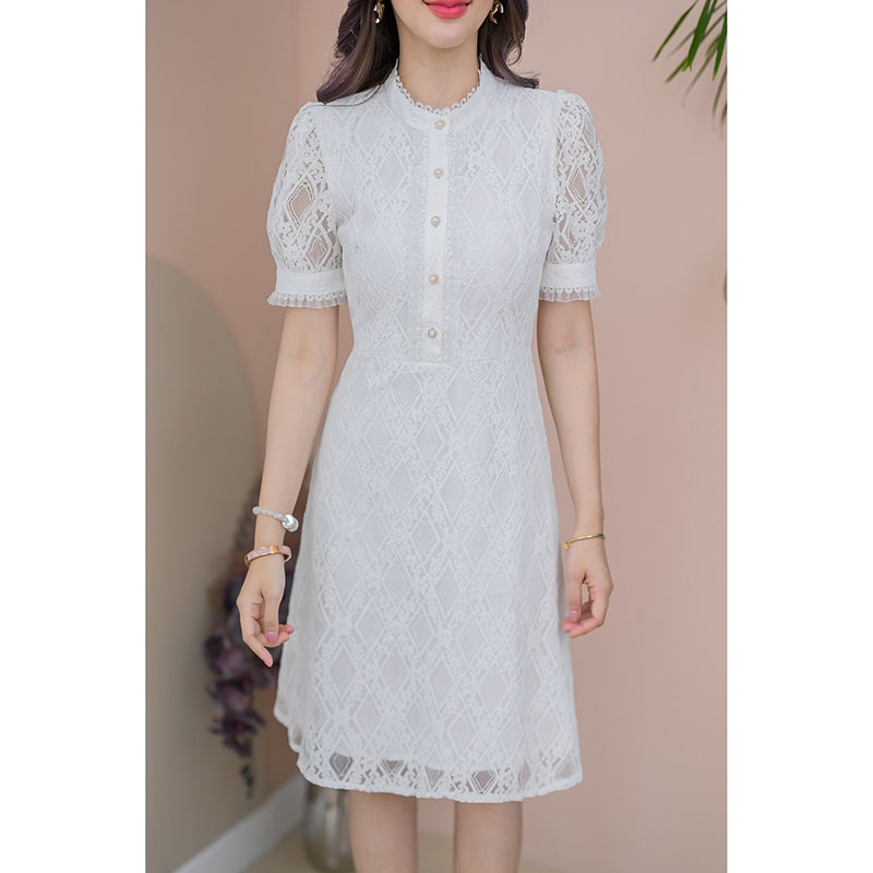 kudapy เดรสสั้นสีชมพู/สีขาว ลูกไม้คอสูง ดีเทลแต่งลูกไม้รอบคอ รอบแขน และช่วงอกเป็นกระดุมมุกถอดได้จริง แต่งลูกไม้ซ้อนผ้าแก้ว