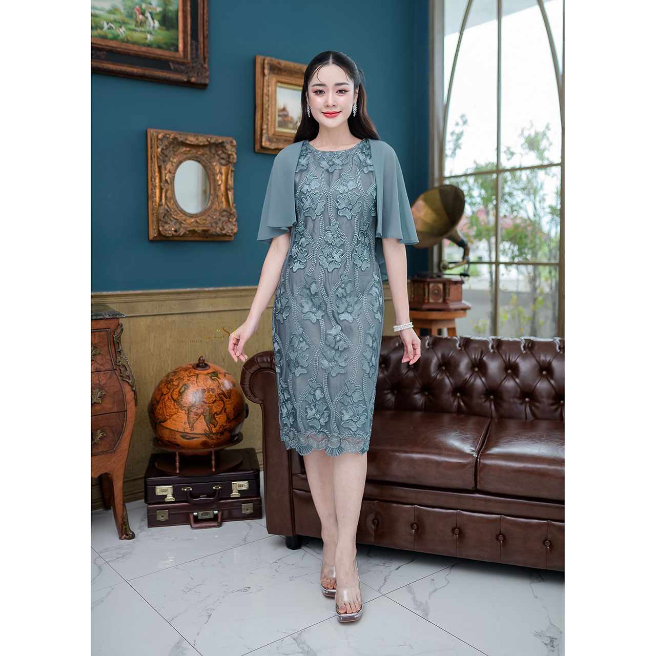 kudapy เดรสสั้น ผ้าลูกไม้ปักเงา ดีไซน์คลุมไหล่สวยหรู ตัวเนื้อผ้าลูกไม้รุ่นนี้ปักลายดอกไม้