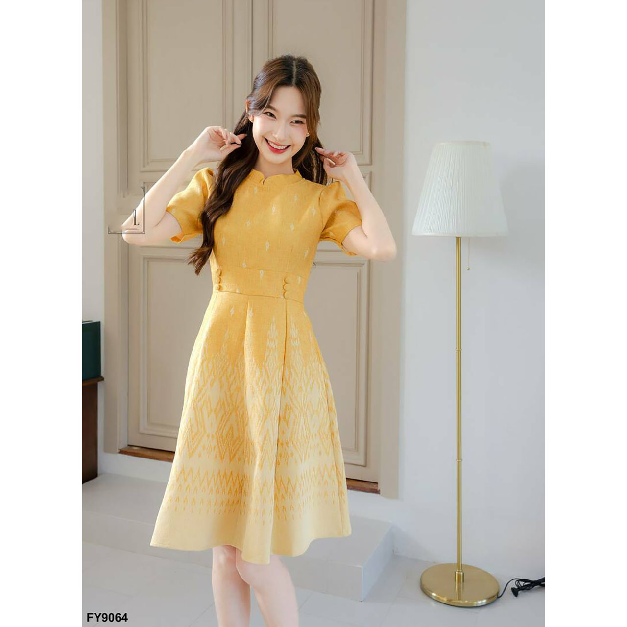 kudapy เดรสสั้นสีเหลือง ผ้าไทยคอกลมแต่งกระดุมเอว