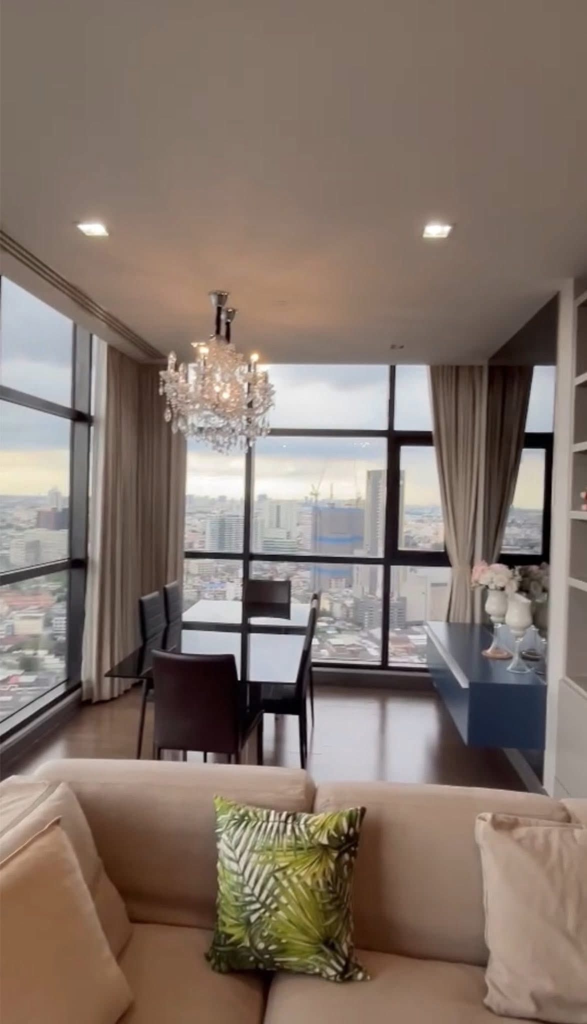 ให้เช่าคอนโด Urbano Absolute Sathon - Taksin (เออร์บาโน่ แอบโซลูท สาทร-ตากสิน) โซน รถไฟฟ้า BTS กรุงธนบุรี ห้องแบบ 3ห้องนอน / 4ห้องน้ำ ขนาดห้อง 165 ตรม. ชั้น 36-37