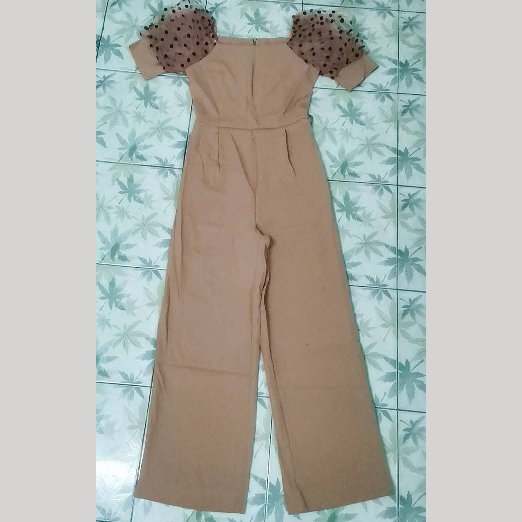 kudapy จั้มสูทสวยหรูสไตล์เกาหลีน้ำตาลพิมพ์ลายจุด เนื้อผ้าเรียบหรูสัมผัสนุ่มโทนนุ่มสวยใส่สบายผิวค่ะ มาทรงแขนตุ๊กตา ดีเทลเก๋ ทรงกางเกงขากระบอก