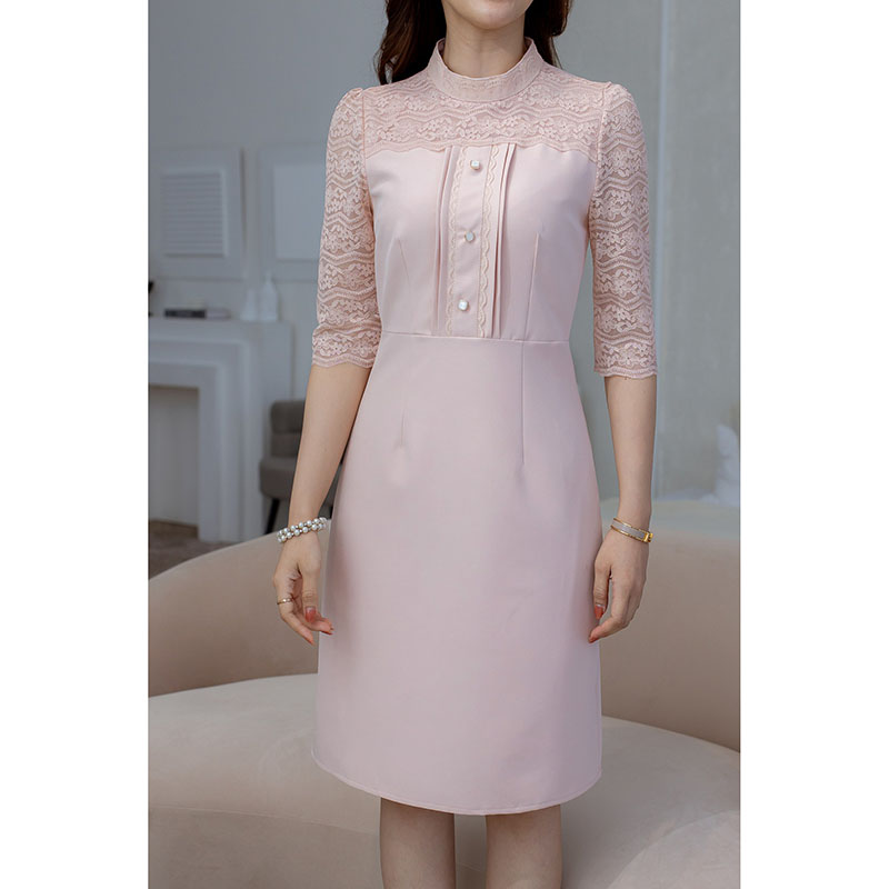 kudapy เดรสสั้นสีชมพู/สีดำ คอปีนแขนลูกไม้ สวยเรียบๆ มีดีเทลเป็นแต่งลูกไม้แขนและไหล่ ช่วงอกเย็บตีเกล็ดแต่งกระดุมซ้อนลูกไม้แต่ง