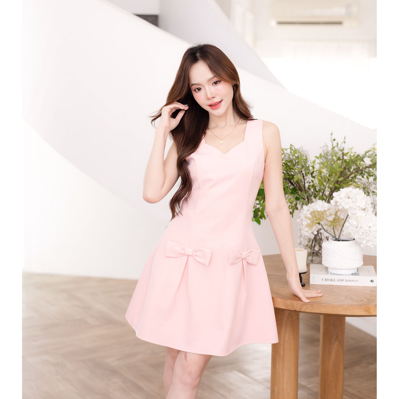 kudapy เดรสสั้น คัตติ้งเป๊ะที่ช่วยเน้นรูปร่างให้ดูเพรียว เดรสเป็นทรง A-Line กระโปรงจับจีบทวิสด้านหน้าตกแต่งโบว์เล็กน่ารัก