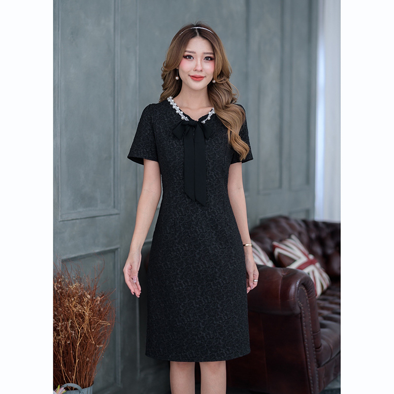 kudapy เดรสสั้นสีชมพู/สีดำ เนื้อนิ่มลายนูนสามมิติ งานดีเทลหวานเรียบร้อย มีดีเทลแต่งมุกรอบคอเพิ่มความสวยหวาน