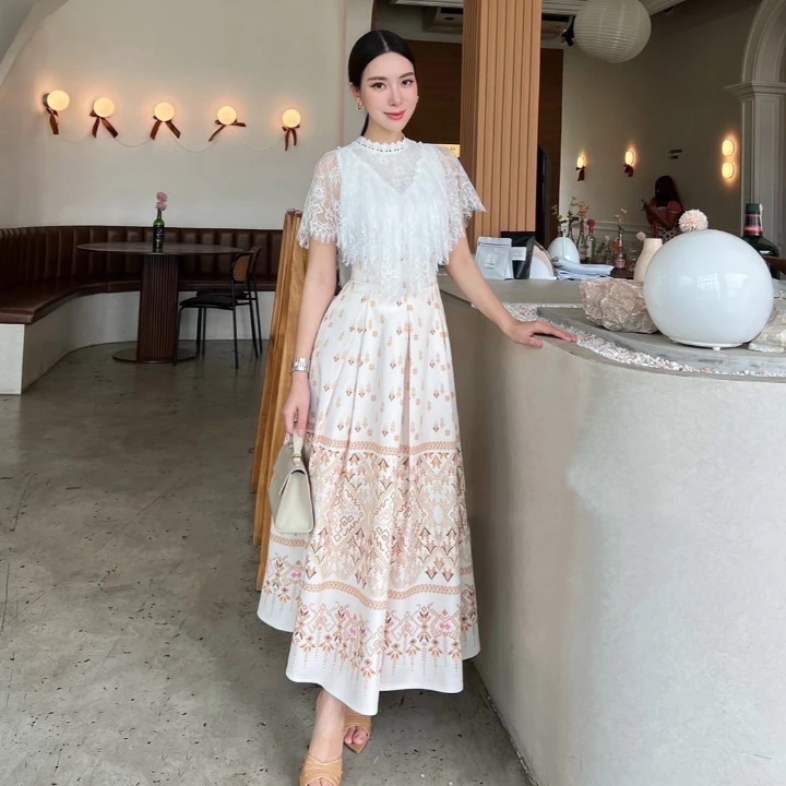 kudapy เซตเสื้อลูกไม้สีขาวแต่งระบาย+กระโปรงยาวลายไทย สีครีมน้ำตาล,สีเทาฟ้า