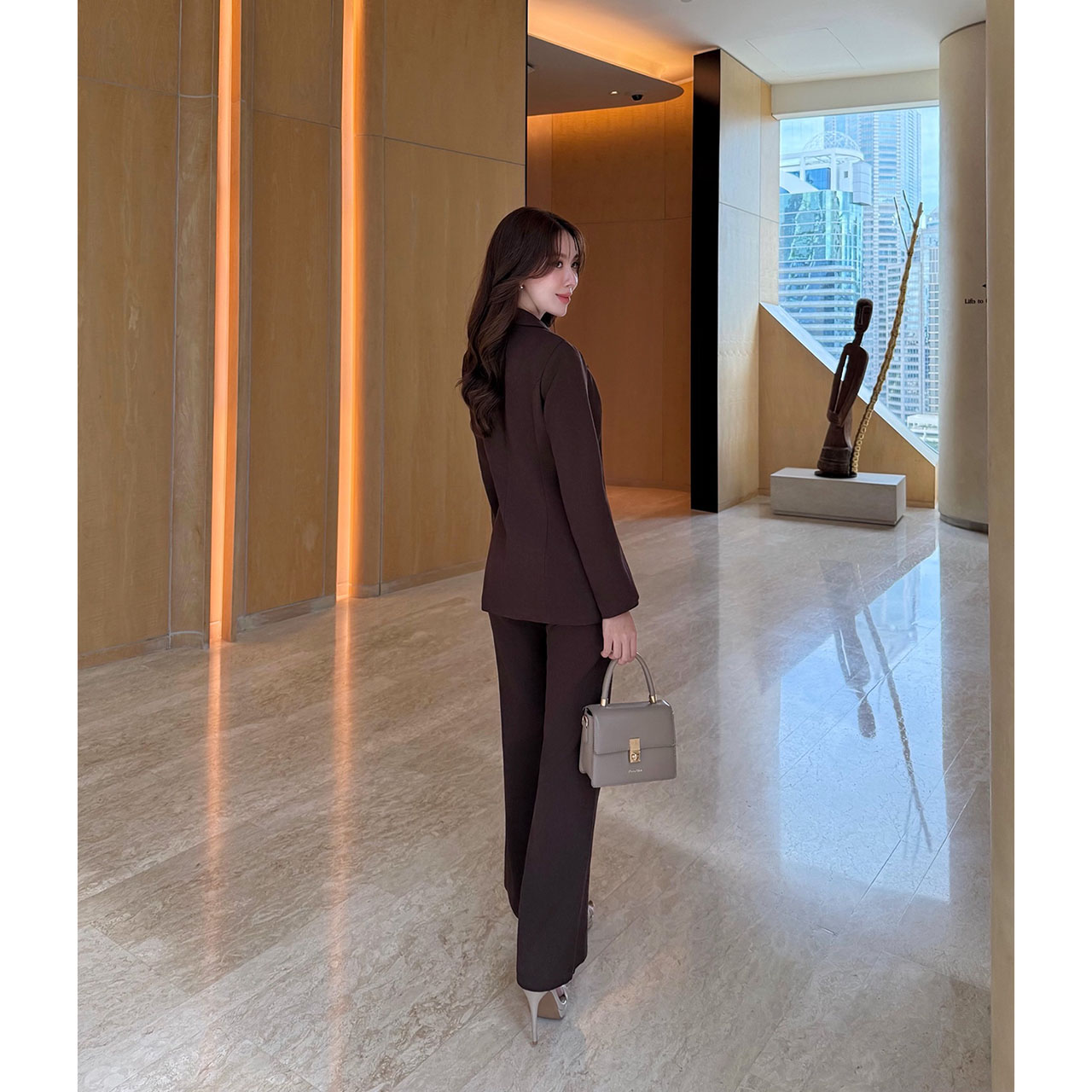 kudapy ชุดสูทมินิมอล ตัวเสื้อสูทแต่งกระดุมทองด้วยหน้า 1 เม็ด เสริมฟองน้ำบางๆ มีซับในทั้งตัว มาพร้อมกับกางเกงทรง Flare เย็บตีเกล็ดหน้า