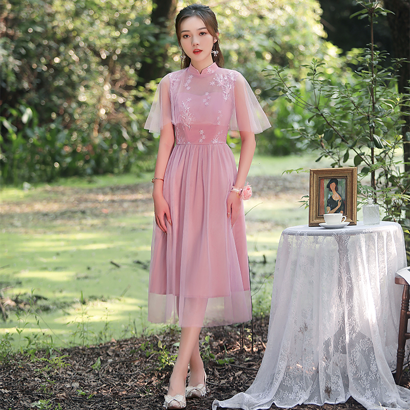 kudapy ชุดราตรีออกงานคลุมเข่าสีถั่วแดง/สีเทา ทรงคอจีนคลุมไหล่ ตัวเสื้อปักลายดอกไม้ ซิบด้านข้างลำตัว สม๊อกหลัง กระโปรงผ้าโปร่ง มีซับใน