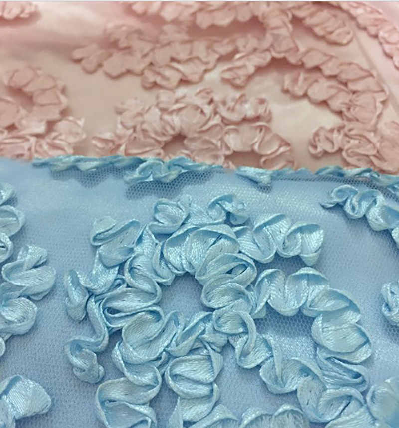 kudapy เดรสลูกไม้สีฟ้า/ชมพูพิ้งโกลด์ แขนสั้น คอวี กระโปรงระบายชาย ผ้ามุ้งปักลวดลายด้วยริบบิ้นผ้า