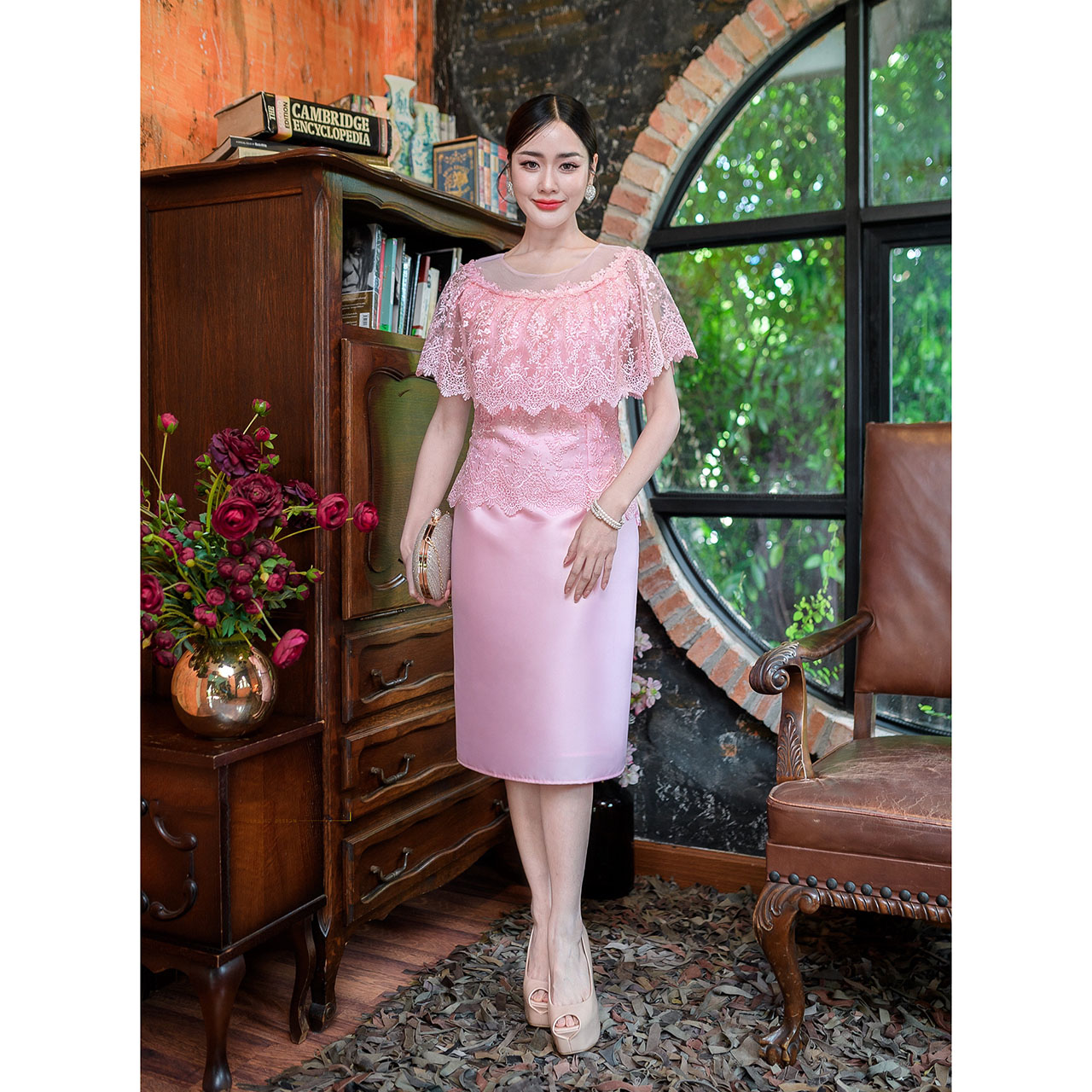 kudapy เดรสสั้น ผ้าไหมทรงสวย แต่งคลุมไหล่ระบายรอบตัวถึงด้านหลัง มีซับในทั้งชุด แต่งซิปหลัง