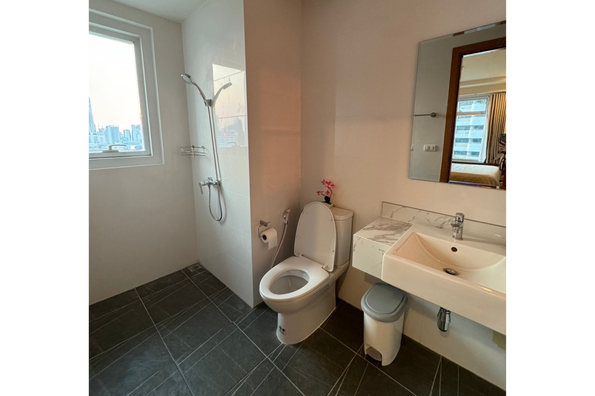 ปล่อยเช่าคอนโด Circle Condominium (เซอร์เคิล คอนโดมิเนียม) - 2ห้องนอน 2ห้องน้ำ 1ห้องครัว 1ห้องนั่งเล่น - ใกล้ MRT เพชรบุรี/Arlมักกะสัน/มศว. - ขนาดห้อง 74 ตรม. ชั้น 19 ที่จอดรถ2คัน