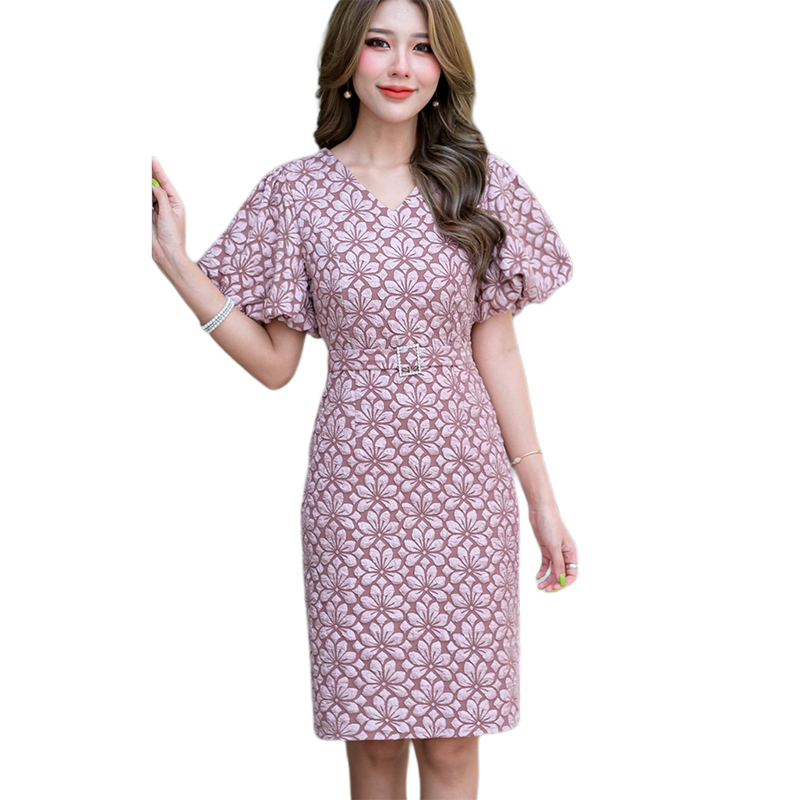 kudapy เดรสสั้นลูกไม้ผ้านูนสามมิติสีดำ /สีชมพูกะปิ เอวแต่งเข็มขัดผ้าหัวเพชร แขนพองเย็บกุ้นด้านในให้เป็นจีบพองดูสวยหรูแบบเก๋มาก