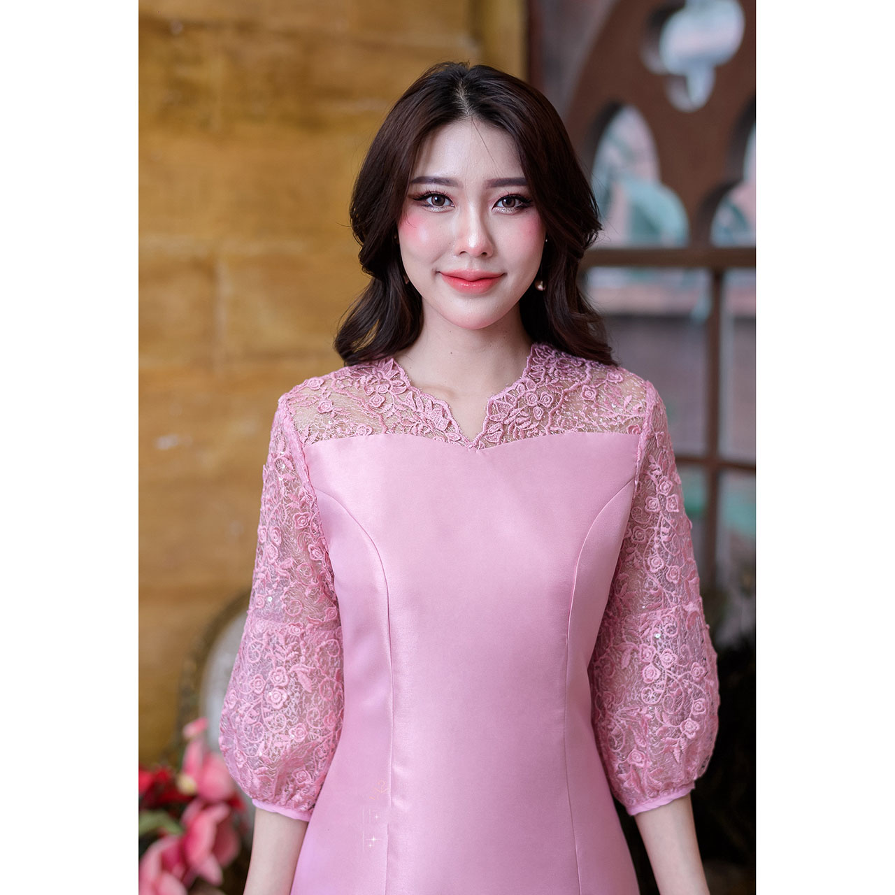 kudapy เดรสสั้นสีชมพู/สีเขียวสด ผ้าไหมญี่ปุ่น แต่งแขนและอกด้วยผ้าลูกไม้ปักลายกุหลาบ ตกแต่งเลื่อมวิ้ง แขนบอลลูน คอแต่งด้วยผ้าเชิงลูกไม้