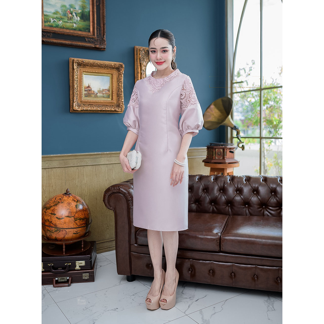 kudapy เดรสสั้นสีชมพูอ่อน/สีเหลืองทอง ผ้าไหมแขนบอลลูน ทรงแขนยอดนิยม รอบคอแต่งลูกไม้สวยหวาน ช่วงแขนด้านบนต่อผ้าลูกไม้สลับผ้าไหม