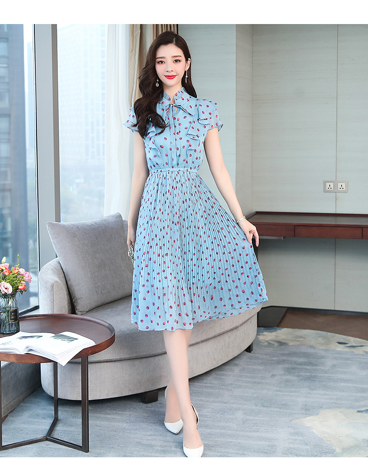 ชุดเดรสสั้นสีฟ้า คอปีนผูกเชือก ไหล่ระบายชั้น ผ้าชีฟองเนื้อดี พิมพ์ลายจุดสีชมพูแดง กระดปรงผ้าอัดพลีตทรงสวย เอวสม็อคยืดได้ค่ะ