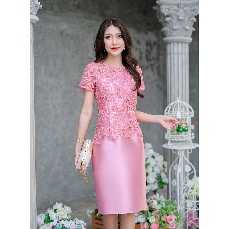 kudapy เดรสสั้นสีชมพู/สีเทา/สีม่วง ลูกไม้เงาทอลายแน่นสวย ลูกไม้คัดเกรด ซูมดูเนื้อผ้าได้เลย ป็นทรงแขนสั้น เอวต่อ แต่งเชิงผ้าสวยช่วงปลายเสื้อ รอบเอวประดับด้วยมุกหวาน