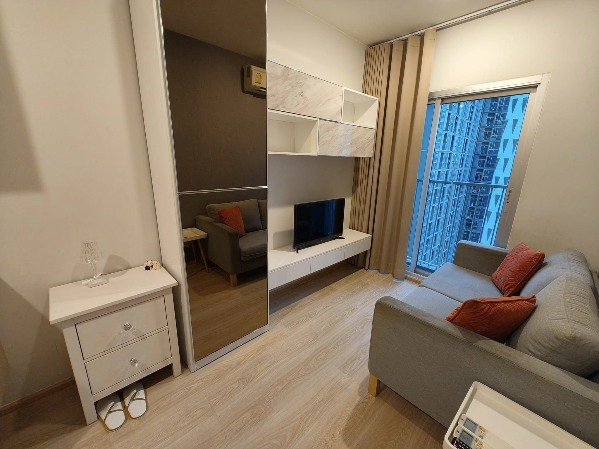 ปล่อยเช่าคอนโด Noble Revolve Ratchada (โนเบิล รีวอลฟ์ รัชดา) - โซนพื้นที่ MRT ศูนย์วัฒนธรรม - 1ห้องนอน 1ห้องน้ำ 1ห้องนั่งเล่น - ขนาดห้อง 27 ตรม. ชั้น 35