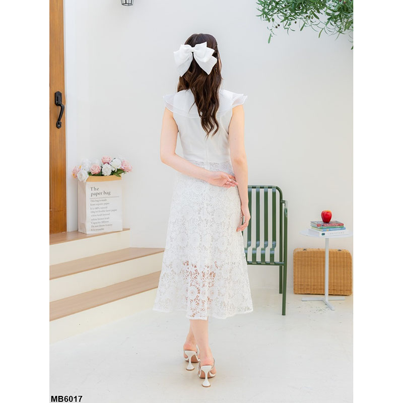 kudapy เดรสยาวสีขาว/สีชมพู/สีฟ้า คอลใหม่คือสวยปังไม่ไหว เป็นทรงกระโปรงพริ้ว แต่งผ้าลายลูกไม้ มีกิมมิคอัดพลีทระบายกลางอก งานซิปซ่อนด้านหลัง