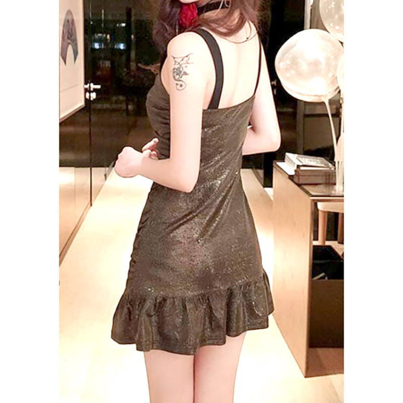 kudapy เดรสสั้นเซ็กซี่ออกงานสายเดี่ยวเข้ารูปสีน้ำตาลทองวิ้งค์อมเขียวอมแดง แต่งกระดุมหน้า