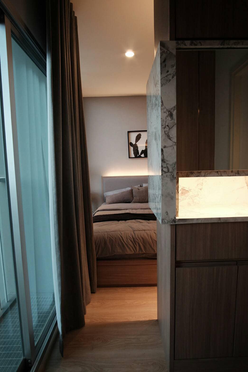 ปล่อยเช่าคอนโด Noble Revolve Ratchada (โนเบิล รีวอลฟ์ รัชดา) - เฟอร์เครื่องใช้ไฟฟ้าครบ - การเดินทาง: ใกล้ MRT สถานีศูนย์วัฒนธรรม