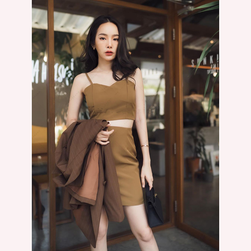 kudapy เซตสูทลายริ้วสีกรม/สีน้ำตาล มาคู่กับสายเดี่ยว พร้อมกระโปรงผ้าเรียบ งานสวย