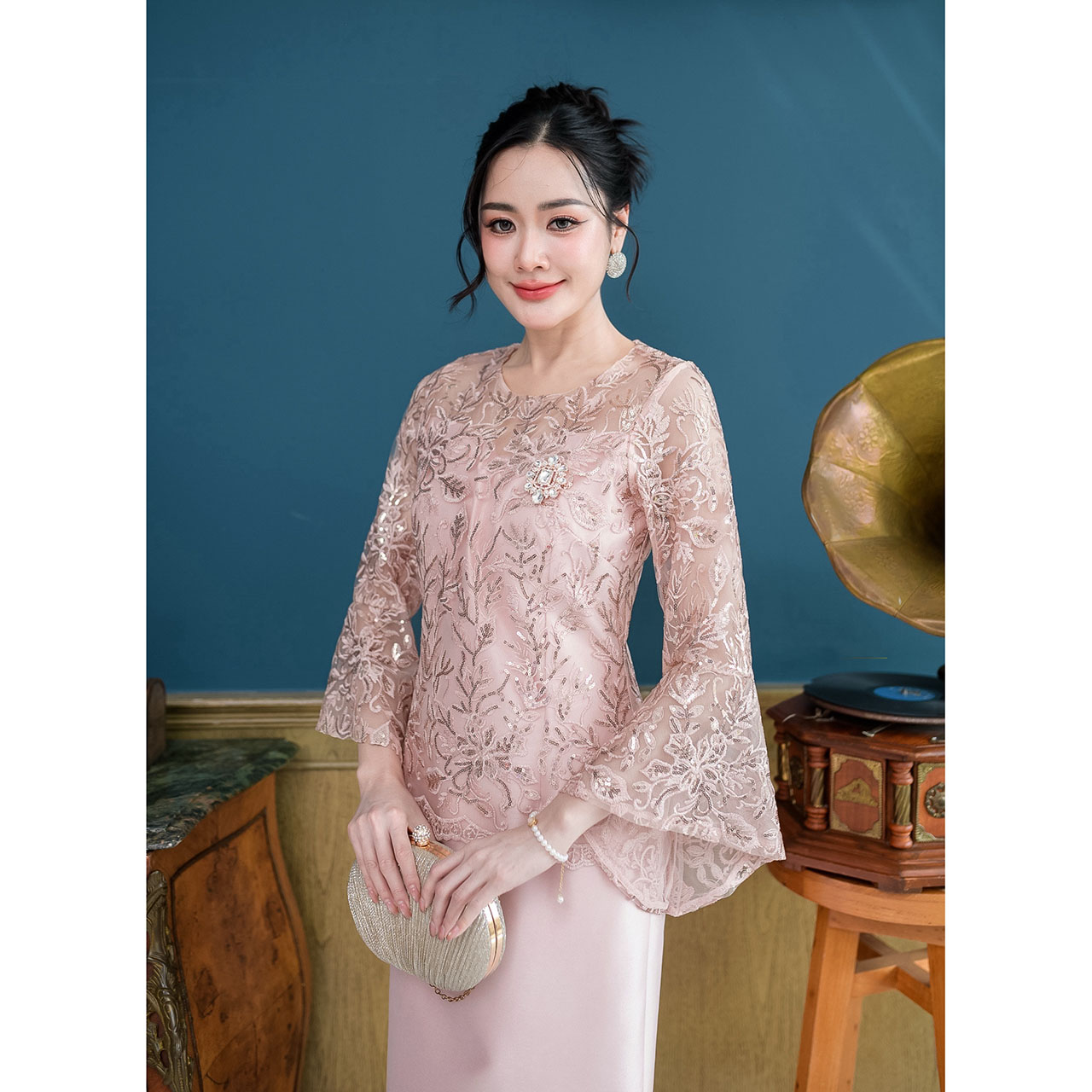 kudapy เดรสยาว ผ้าไหมทรงหางปลา กระโปรงทรงนี้เป็นทรง ผ้าลูกไม้แต่งเลื่อมแบบวิ้งทั้งตัวเลื่อม งานปักลูกไม้ยังเป็นงานปักผสมดิ้น