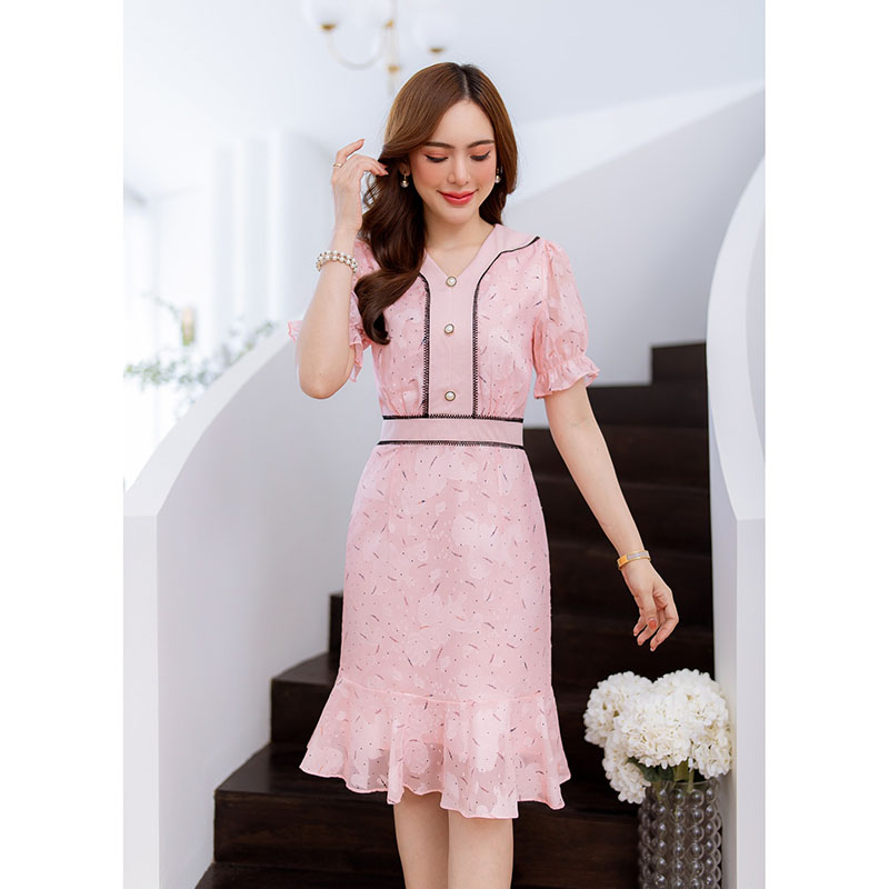 kudapy เดรสสีขาว/สีชมพูโอรส ผ้าญี่ปุ่นทอพิมพ์ลาย เนื้อผ้ามีเทคเจอร์ ทอเป็นดอก แต่งลูกไม้เส้นตัดขอบคอบเอวและอก แต่กระดุมมุก