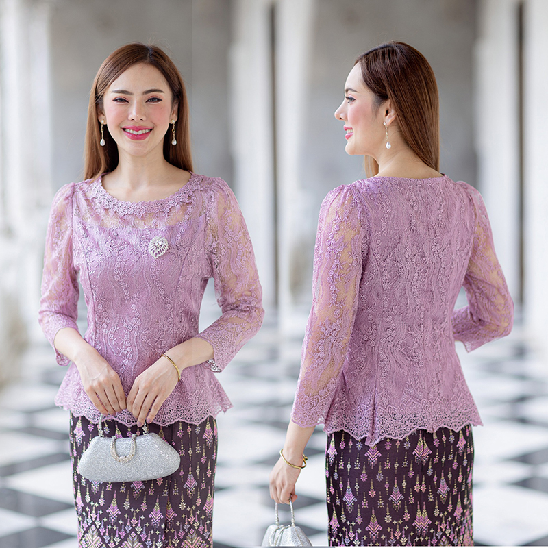 kudapy (เฉพาะเสื้อ) เสื้อลูกไม้สีม่วง/สีชมพู/สีขาว ตัวเสื้อใช้ผ้าลูกไม้ใยบวบเนื้อดีลายลูกไม้แน่นทั้งตัว คอกลมสูง ตัวเสื้อมาพร้อมซับในเนื้อดีในตัว มีซิปหลังสวมใส่ง่าย