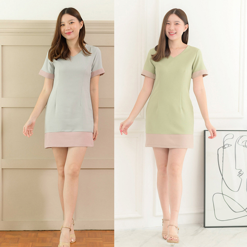 kudapy kudapy เดรสสั้นสีฟ้าอ่อน/สีมัทฉะ ทรงเบสิคคอวี จับเกล็ดตลอดลำตัวทั้งหน้า-หลังแบบเบาๆ เพิ่มกิมมิคทูโทนแต่งสีขอบแขนและชาย