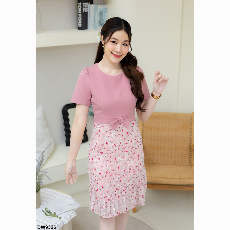 kudapy เดรสสั้นสีชมพู/สีครีม/สีกรม ทำงานช่วงล่างเป็นงานลูกไม้ฉลุ อัดพลีตสวยมากน้า ส่วนบนเป็นผ้าเรียบมินิเกิลมากก สีน่ารัก สุภาพ